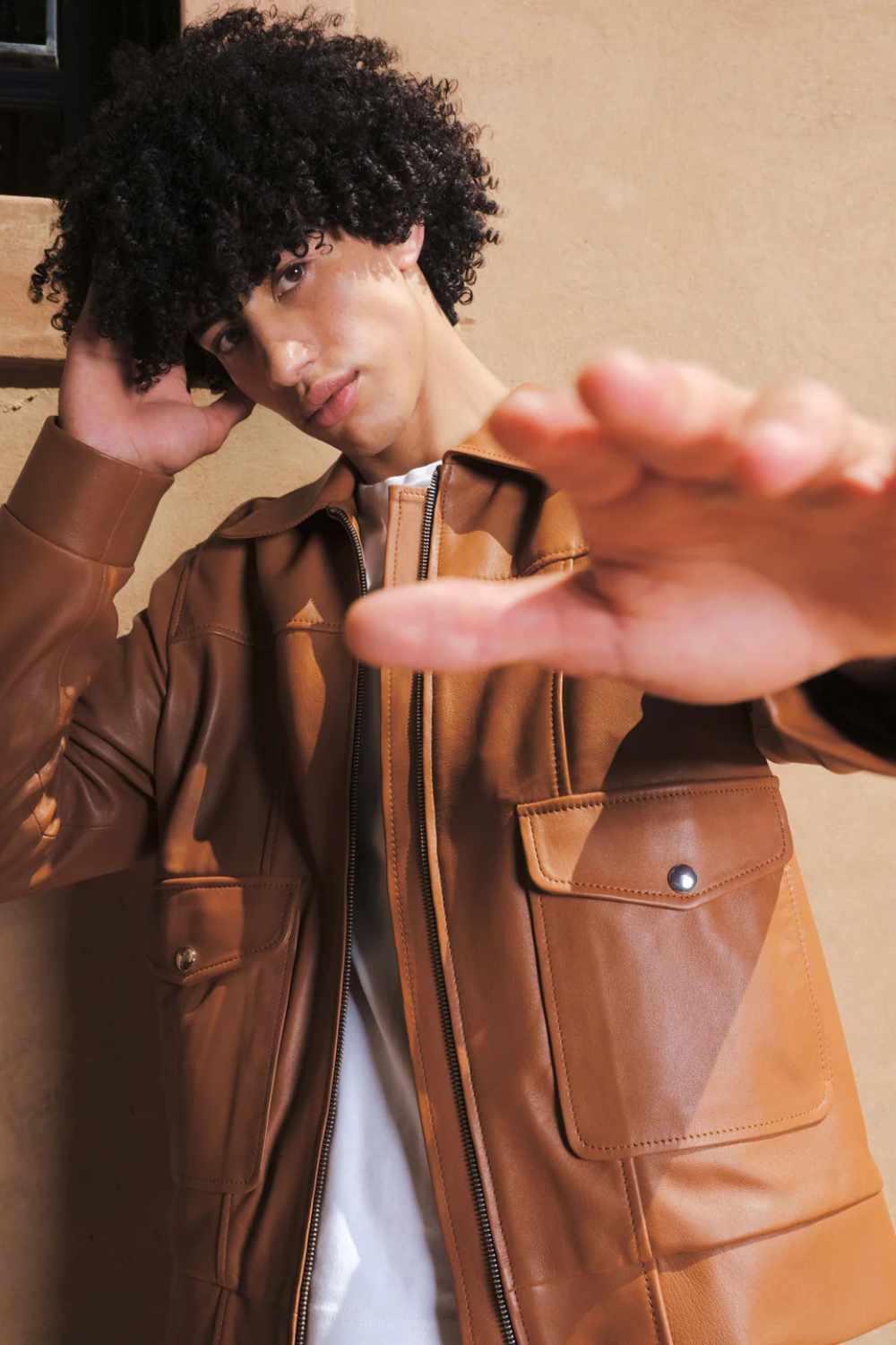 files/Axel_Men_sLeatherTruckerJacketwithFlapPockets-Camel-close-upphotowithmodel.jpg